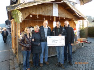 Die Schwimmbadfreunde danke der R&V Bank Oberbayern Südost für ihre Spende